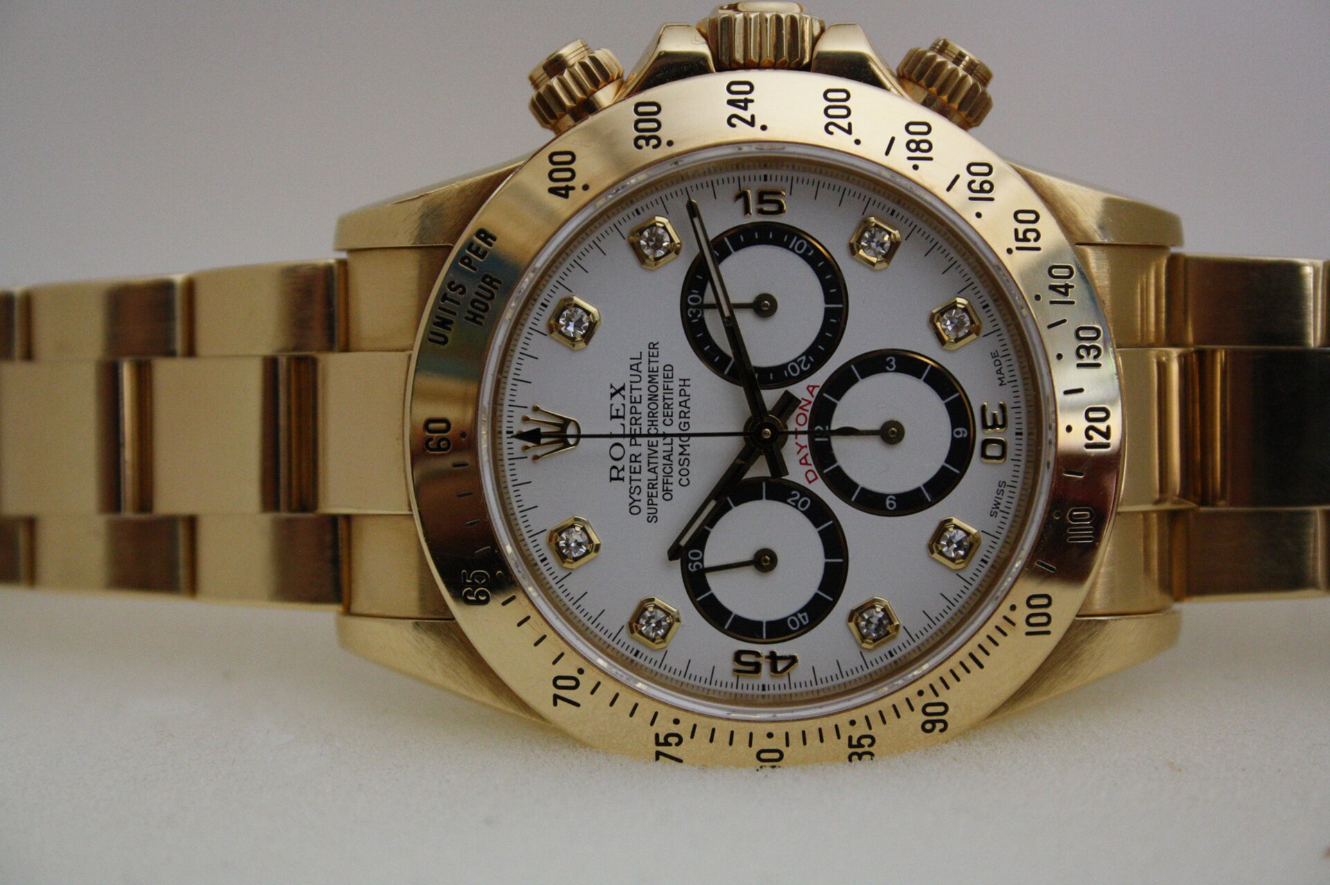 Yellow-gold Rolex Daytona reference 16528 on its bracelet
